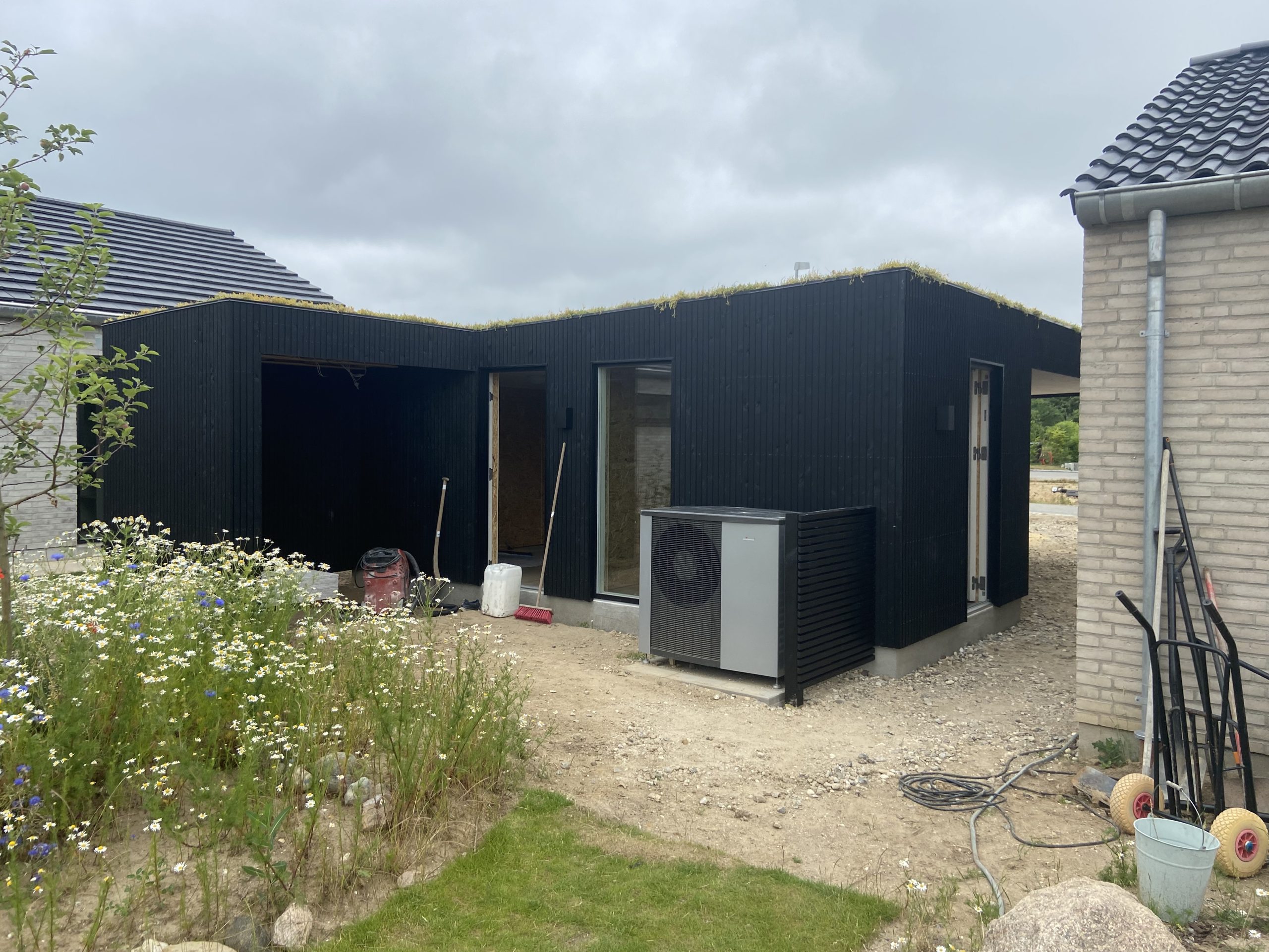 Moderne hus med sort facade bygget af Tømrermester A. Kjær